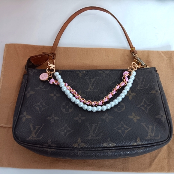 Louis Vuitton Vintage Pochette Accessoires handbag with strap - Picture 15 of 17